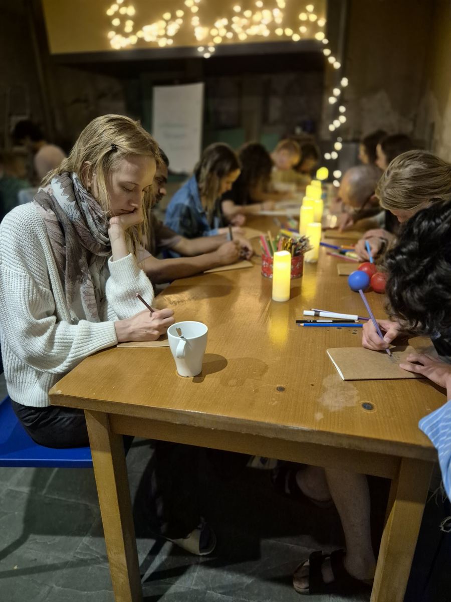 Participantes escribiendo a la luz de las velas
