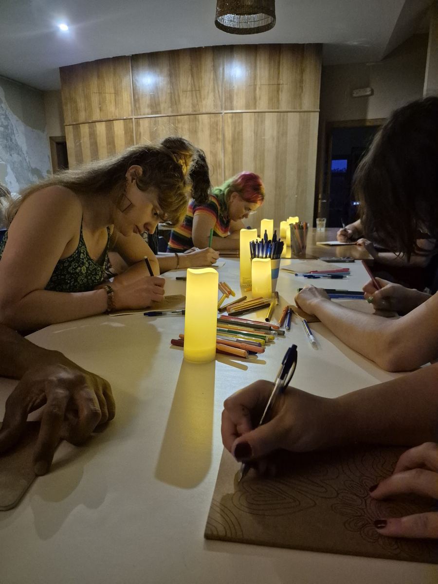 Escritura en grupo a la luz de las velas
