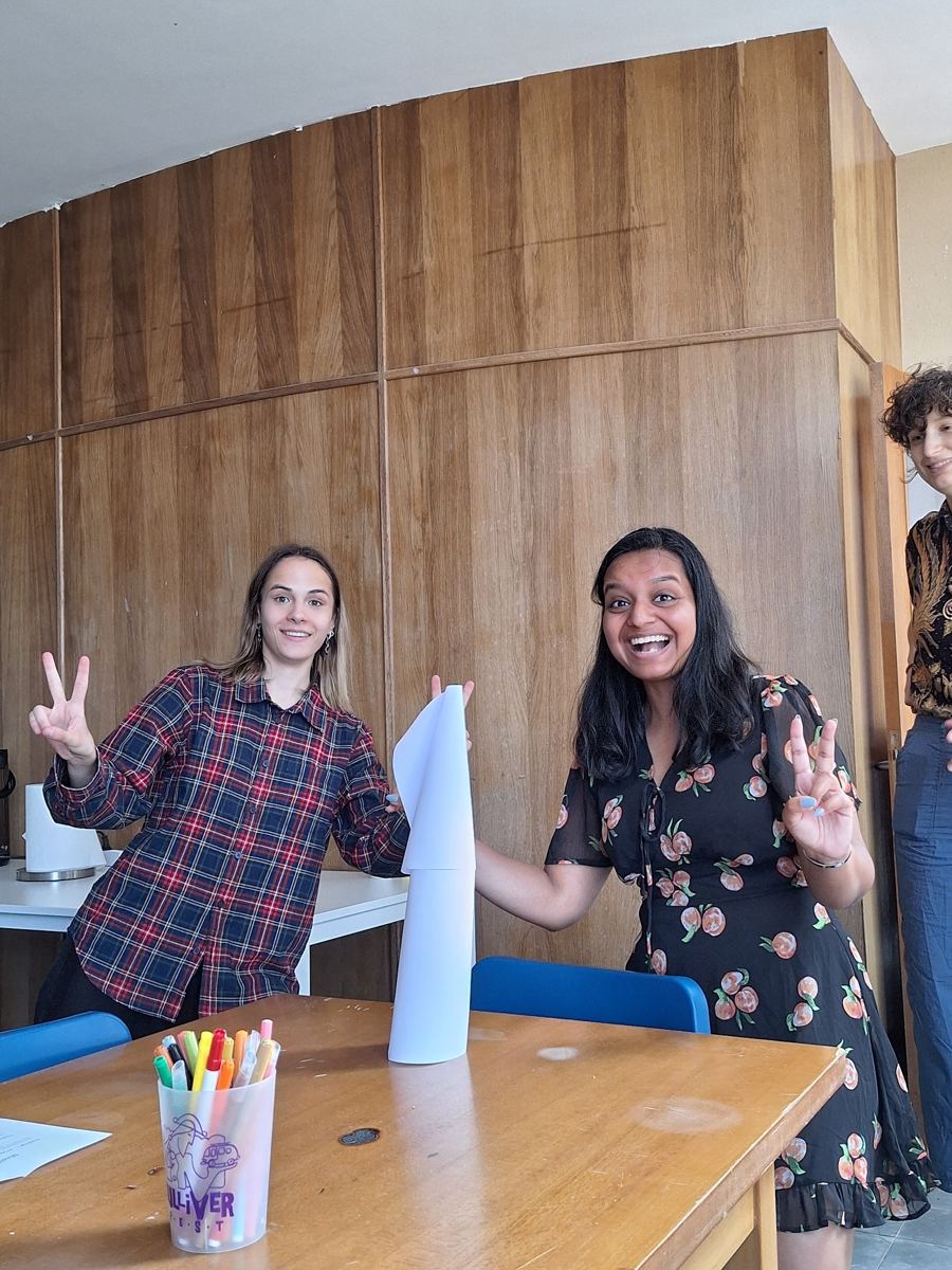 Participantes con sus creaciones de papel