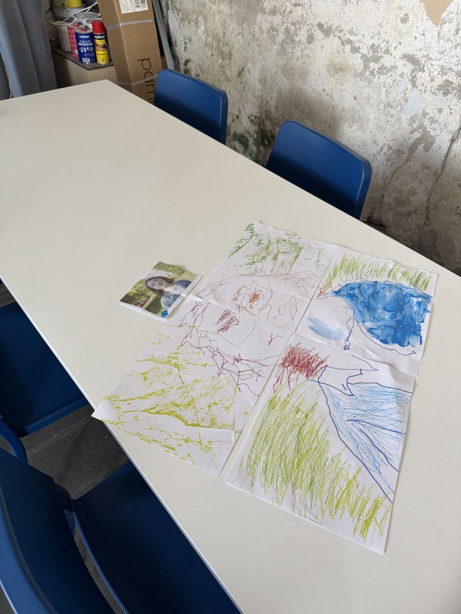 Dibujos y bocetos sobre una mesa de trabajo