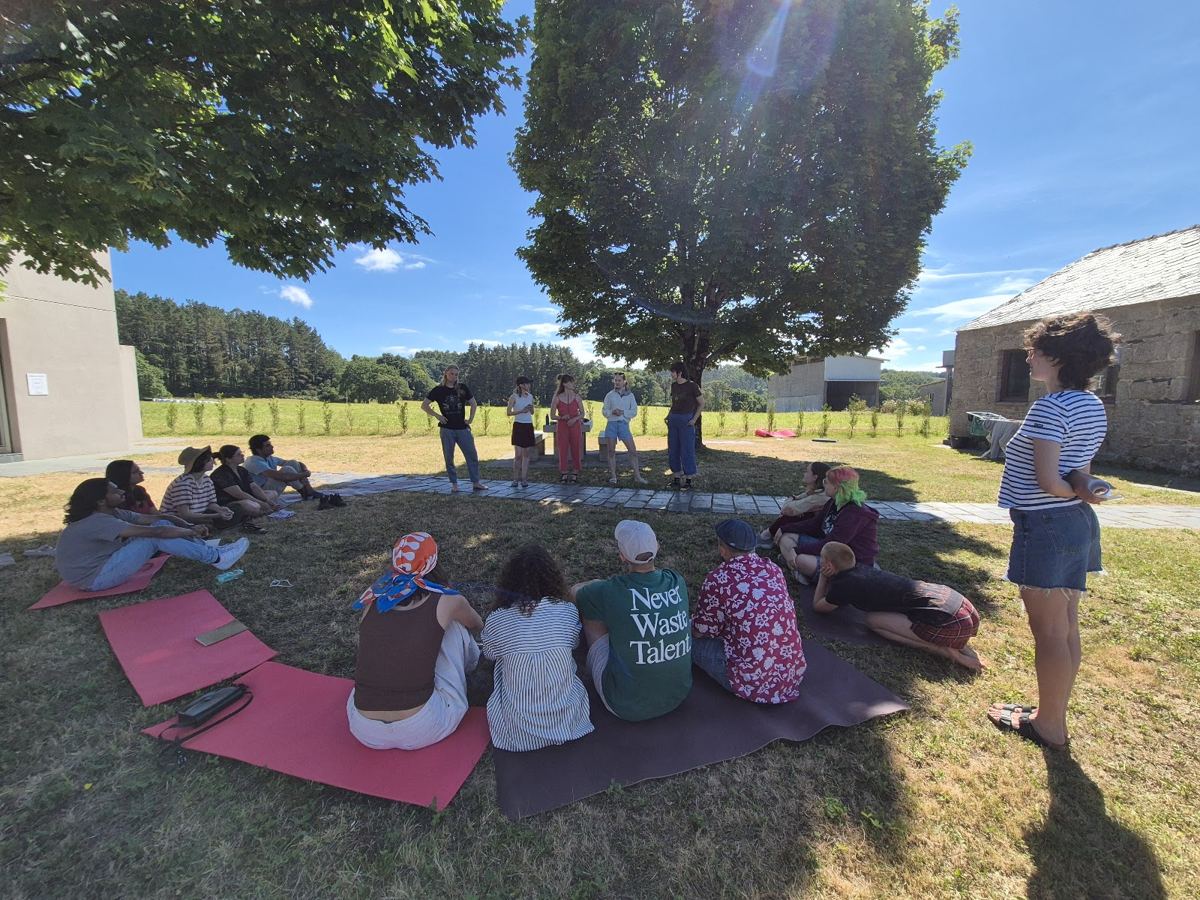 Grupo descansando bajo un árbol