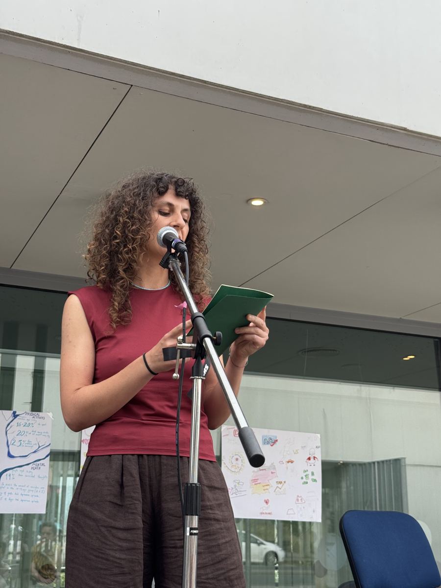 Participante leyendo su texto al micrófono