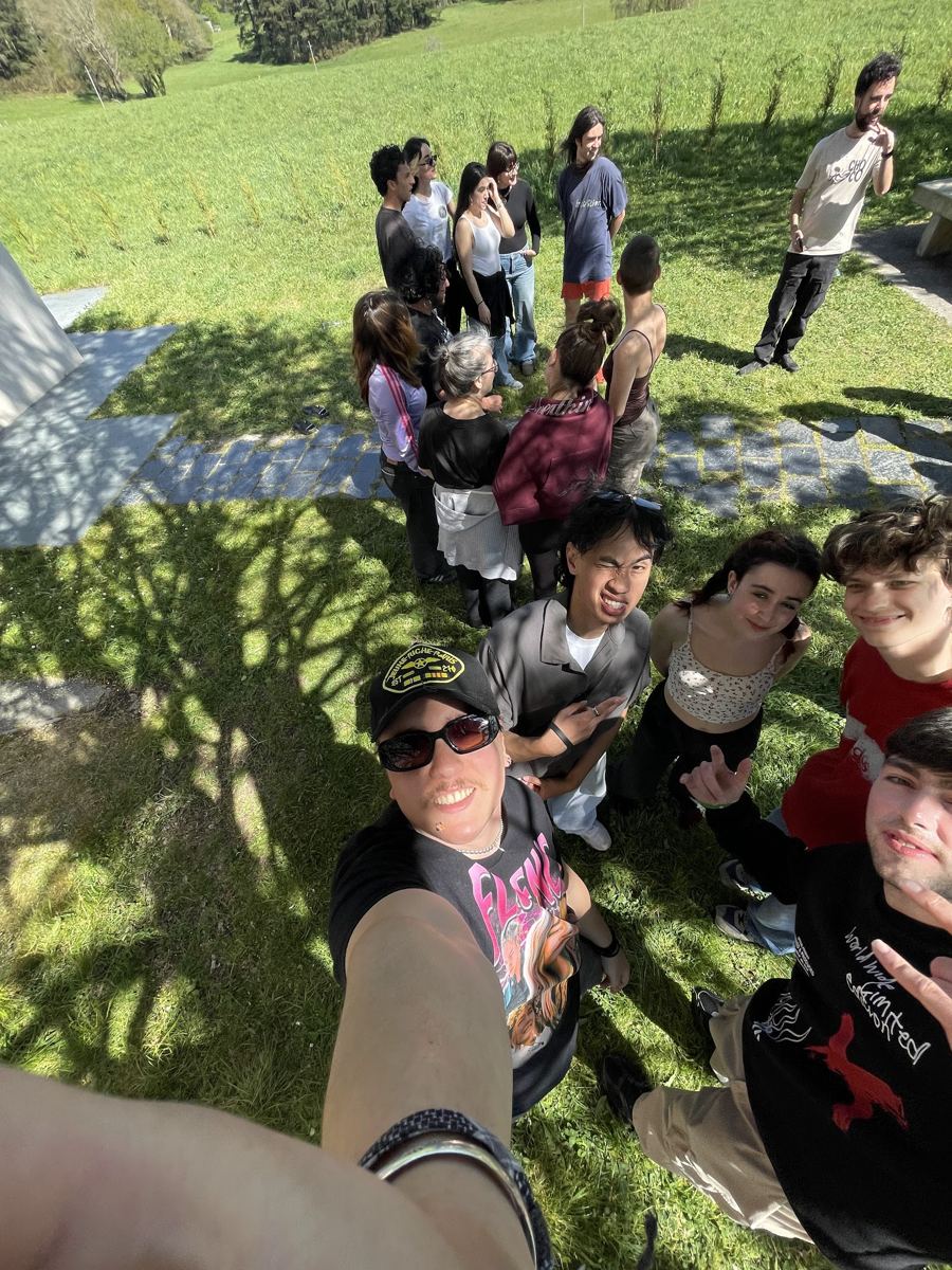 Selfi de grupo en el jardín