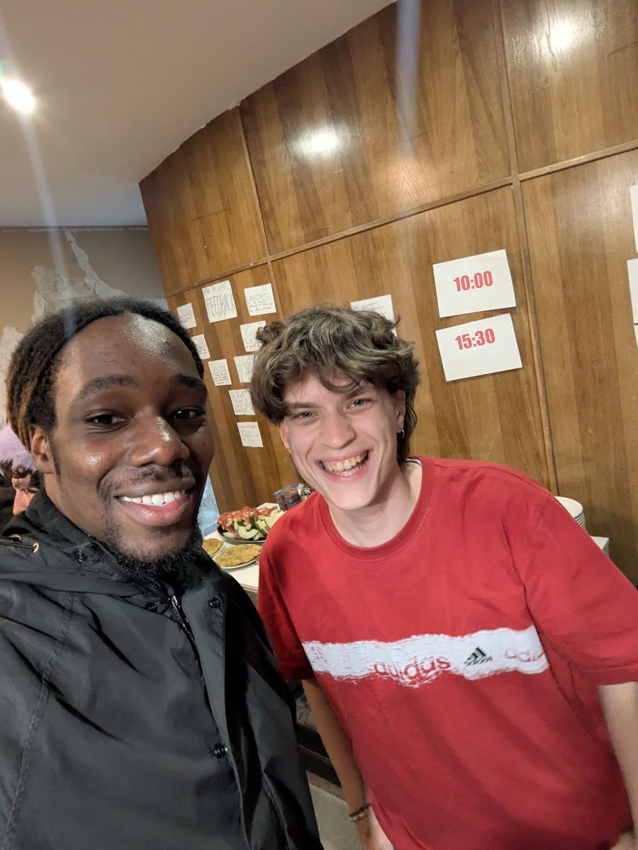Dos participantes sonriendo
