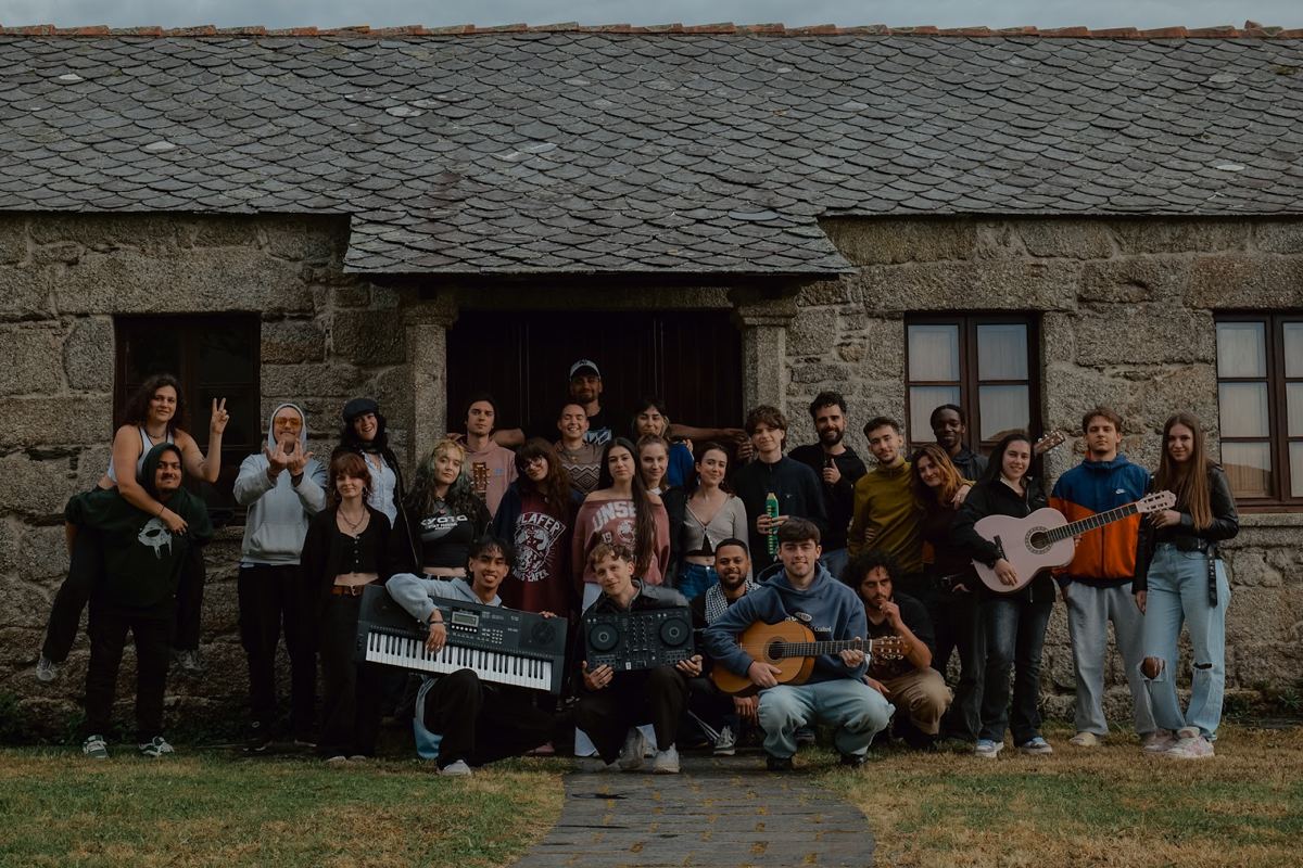 Participantes de Pulse4Legacy con sus instrumentos frente a Das Nest