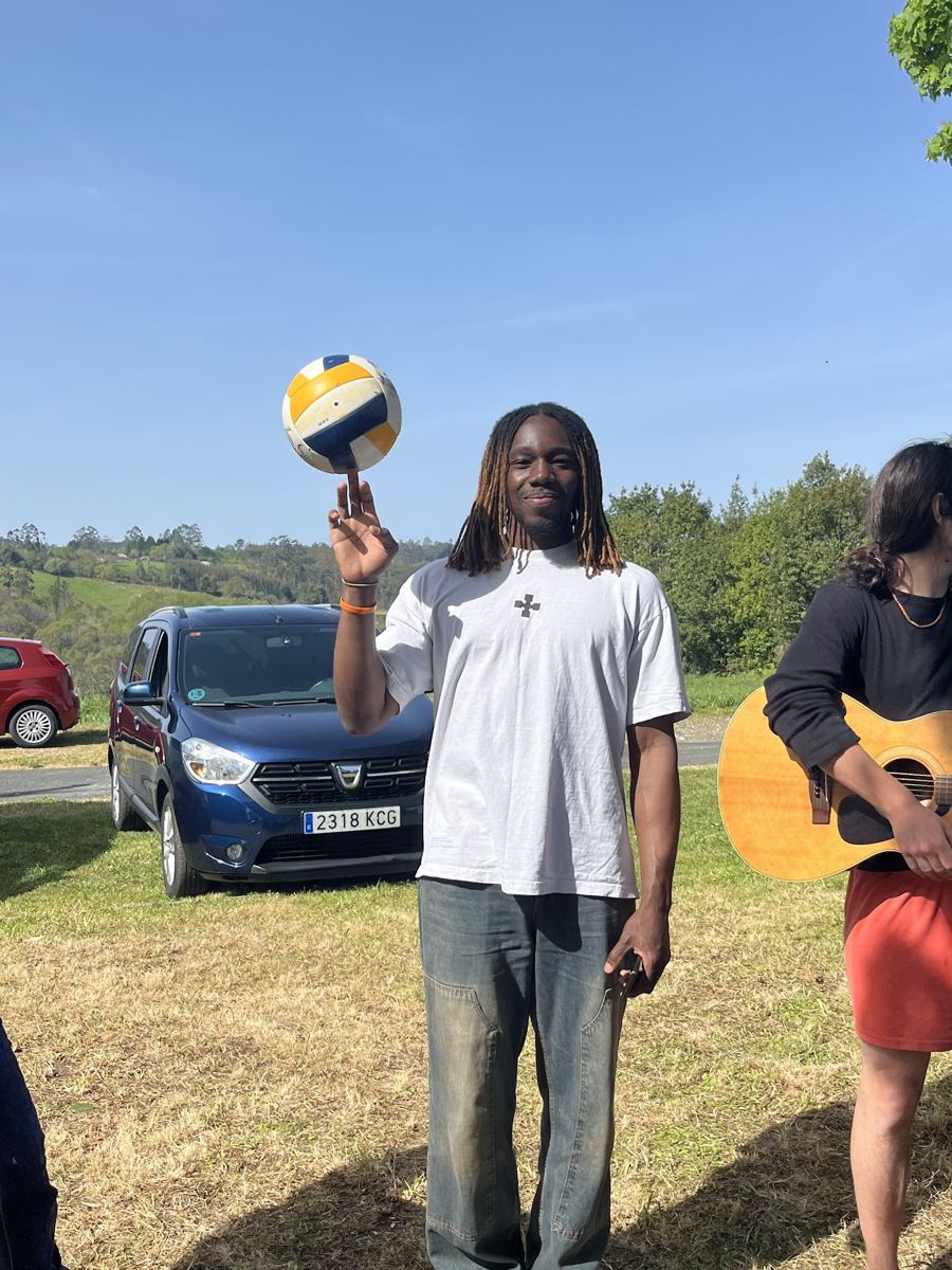 Participante girando un balón