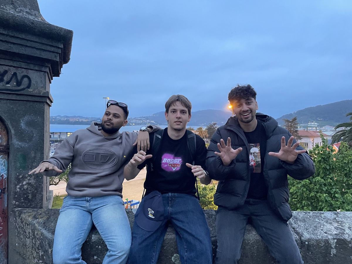 Tres participantes junto al mar en Ferrol