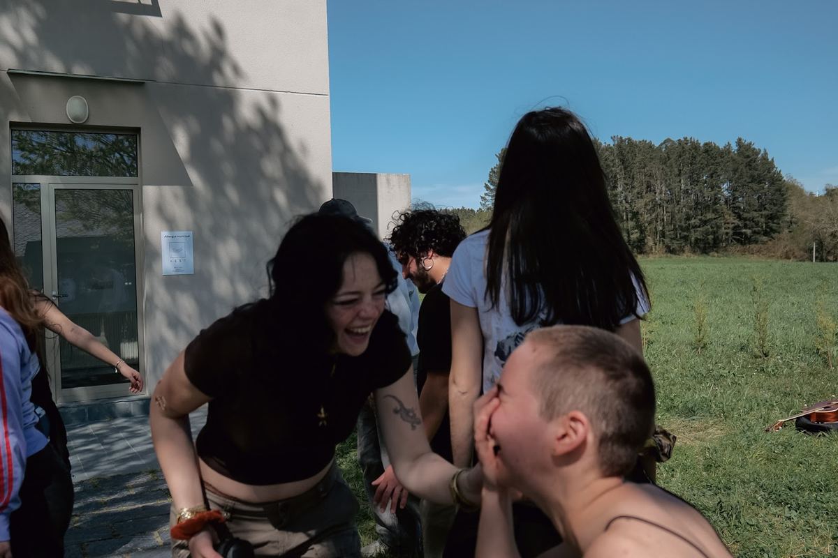 Risas entre participantes